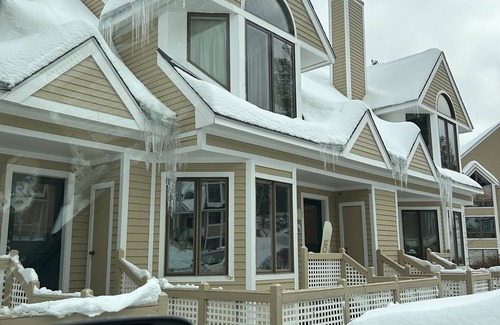 West Dover House | Trailside Ski In and Out Townhome