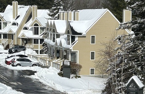 West Dover House | Trailside Ski In and Out Townhome