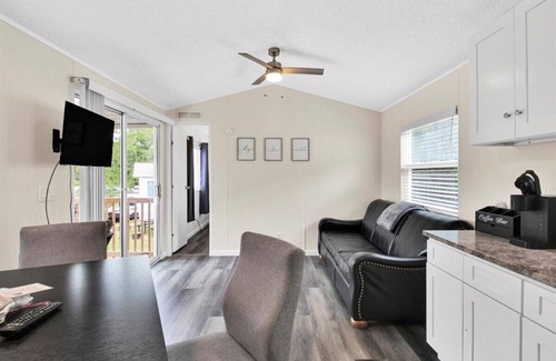 Gatlinburg - Pigeon Forge RV Rental | Tranquil 2BR Cottage near Dollywood