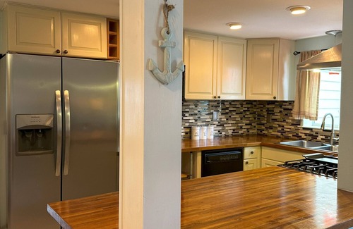 Flora Villa House | Tranquil 3BR Retreat: Private Pool, Large Yard, Near Beach & Downtown.