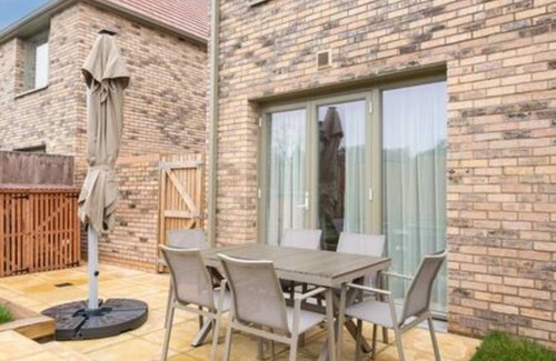 Oxford House | Tranquil 4-Bed Oasis Modern & Chic