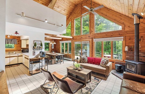 Campton House | Tranquil 5-BR Oak Chalet 3-min to Campton Mountain
