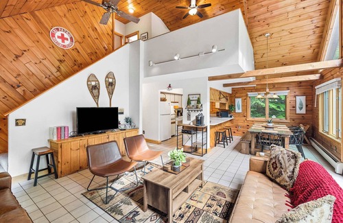 Campton House | Tranquil 5-BR Oak Chalet 3-min to Campton Mountain