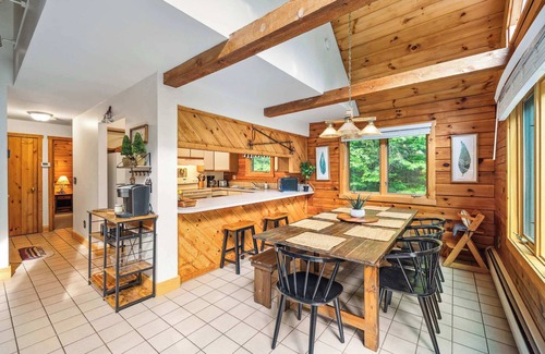 Campton House | Tranquil 5-BR Oak Chalet 3-min to Campton Mountain