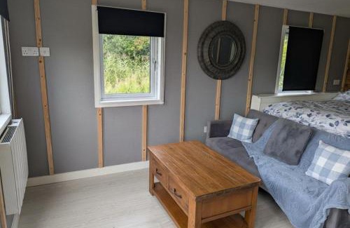 Llanfair Caereinion House | Tranquil Cabin Retreat- Sleeps 2 Parking