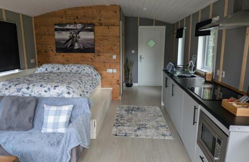 Llanfair Caereinion House | Tranquil Cabin Retreat- Sleeps 2 Parking