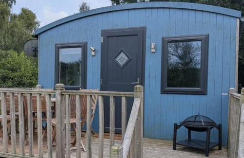 Llanfair Caereinion House | Tranquil Cabin Retreat- Sleeps 2 Parking