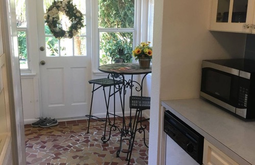 Bay Esplanade Cottage | TRANQUIL COTTAGE 1 BLOCK FROM CLEARWATER BEACH