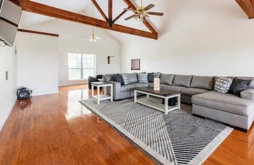 San Antonio House | Tranquil Country Escape - Pet Friendly, King Bed
