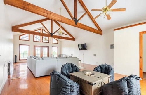 San Antonio House | Tranquil Country Escape - Pet Friendly, King Bed