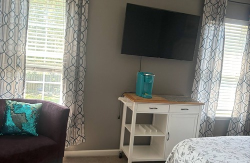 Belville Apartment | Tranquil Country-N-Cozy Room in delightful Leland