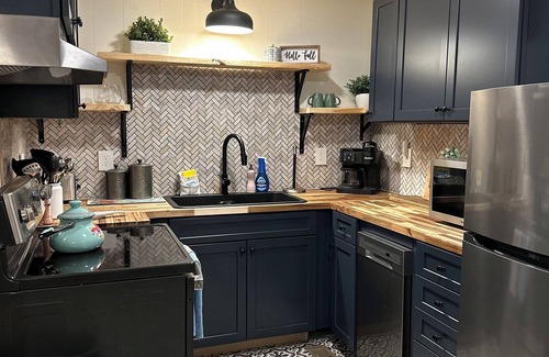 Gatlinburg - Pigeon Forge Cottage | Tranquil Creekside Cottage with Pool, Wi-Fi, Creek, Hot TubnSmall Dogs Ok