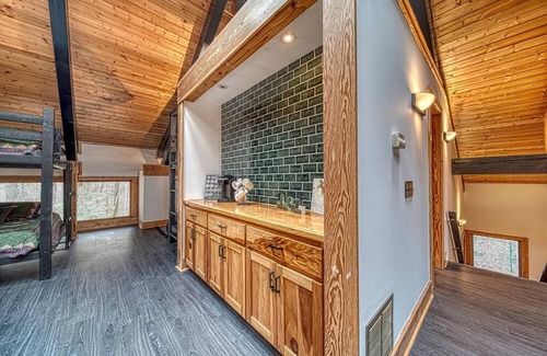 Helen Cabin | Tranquil creekside modern mountain cabin. Hike, fish, tube or just relax!