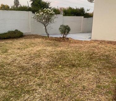 Greater Johannesburg Metropolitan Area Apartment | Tranquil Escape in Bromhof area