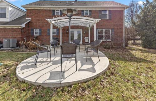 Indianapolis House | Tranquil Escape on 1 Acre Near Eagle Creek