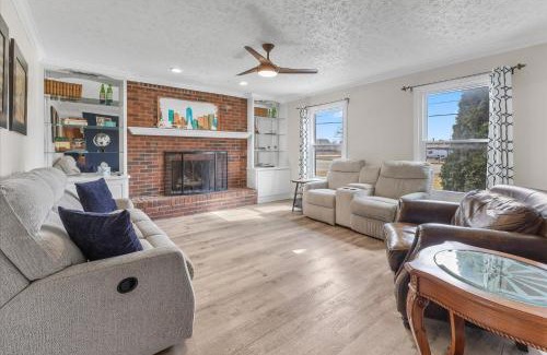 Indianapolis House | Tranquil Escape on 1 Acre Near Eagle Creek