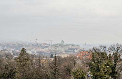 Gellert Hill Apartment | Tranquil Hideaway on Gellért Hill with Parking