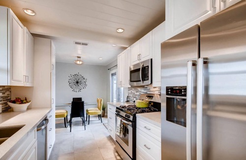 Townsite House | Tranquil Hip Indoor/Oudoor Living. Just Blocks from Sand.