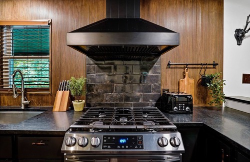 South Bloomingville Cabin | Tranquil Hocking Hills Cabin For 8: Hot Tub, Games