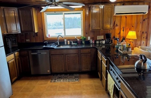 Franklin Cottage | Tranquil lakeside 2-bedroom cottage with optional sleeping cottage in Eastbrook