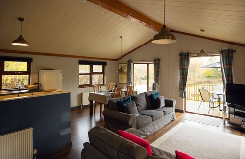 Narberth Ski Chalet | Tranquil Lakeview Lodge near Narberth’s Charm