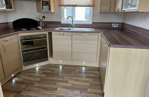 Wesham Cabin | Tranquil Lodge, 2 Bed, Sleeps 4, Free Parking