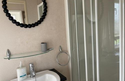 Wesham House | Tranquil Lodge 2 Bed Sleeps 4 Free Parking