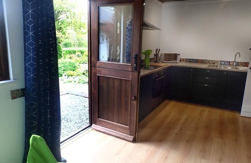 Machynlleth Cabin | Tranquil Lodge Retreat in Penegoes