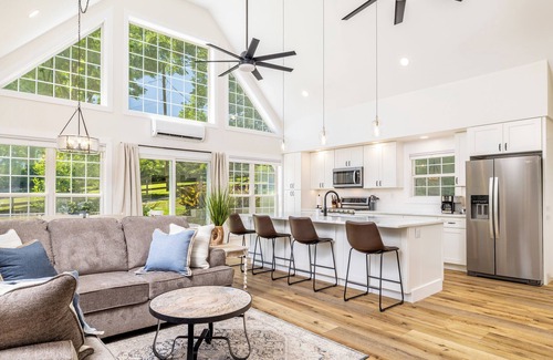 Maryville House | Tranquil Mountain Escape: Luxurious 2 Bedroom 2 Bath Cottage on 9 Acres