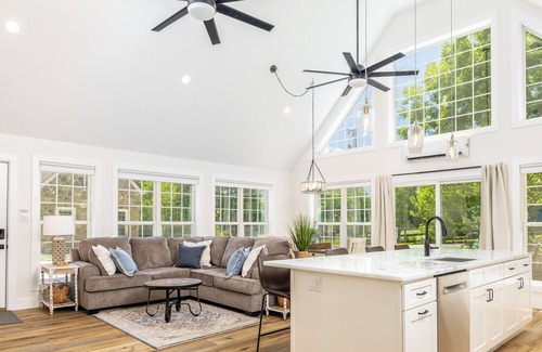 Maryville House | Tranquil Mountain Escape: Luxurious 2 Bedroom 2 Bath Cottage on 9 Acres