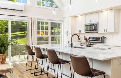 Maryville House | Tranquil Mountain Escape: Luxurious 2 Bedroom 2 Bath Cottage on 9 Acres