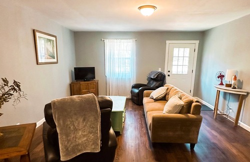 Brookeland Cottage | Tranquil Pine Retreat: Hammocks, Kayaks, Golf, WIFI, and minutes to ramps ⛳️ 🎣🥂