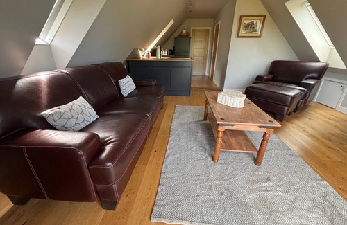 Bulmer Apartment | Tranquil Pond View Loft Retreat in Sudbury