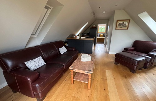 Bulmer Apartment | Tranquil Pond View Loft Retreat in Sudbury