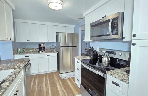 Gulf Gate Estates House | Tranquil Pool Home Minutes to Siesta Key