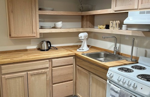 Greenwich Apartment | Tranquil Retreat, 2-bedroom apartment freshly renovated with Private Drive/Entry