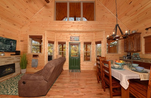 Pigeon Forge Cabin | 🐠 Tranquil Riverfront Cabin w/4 Person Hot Tub - Perfect for any Getaway