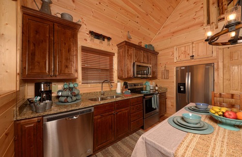 Pigeon Forge Cabin | 🐠 Tranquil Riverfront Cabin w/4 Person Hot Tub - Perfect for any Getaway