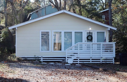Colington House | Tranquil Sound Side Bungalow.