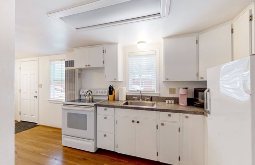 Downtown Klamath Falls House | Tranquil & sun-filled getaway with patio & full kitchen - near parks & golf