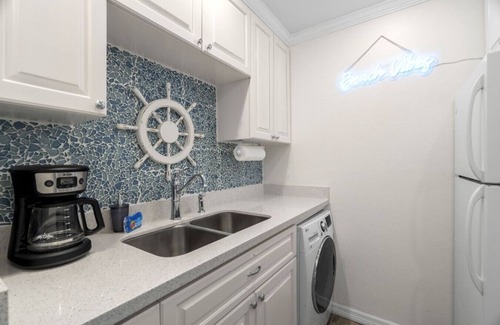 Madeira Beach Condo | Tranquil Top Floor Condo Walking Distance to Madeira Beach