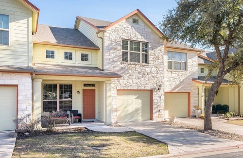 Round Rock House | Tranquil Townhome in at Great Oaks, nestled in the heart of Round Rock! n