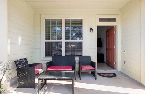 Round Rock House | Tranquil Townhome in at Great Oaks, nestled in the heart of Round Rock! n
