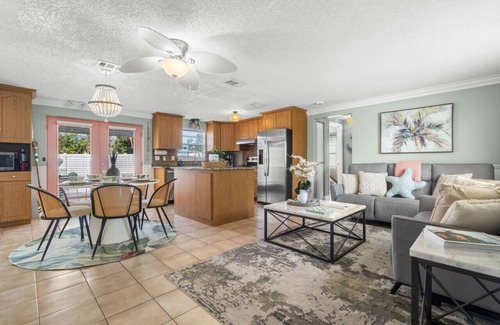 Largo House | Tranquil Tropics| Heated Pool, Games, 10 to Beach