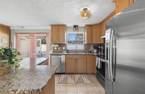 Largo House | Tranquil Tropics| Heated Pool, Games, 10 to Beach