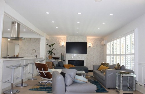 Cooksville House | Tranquil Urban Bungalow With Theatre & Patio