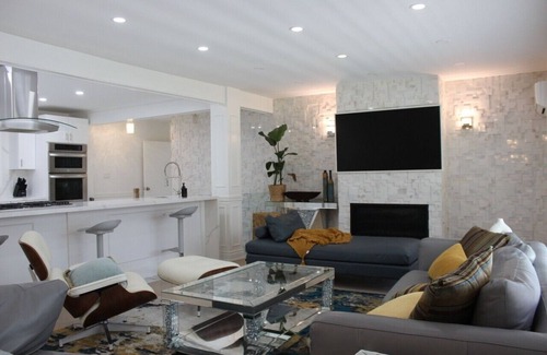 Cooksville House | Tranquil Urban Bungalow With Theatre & Patio