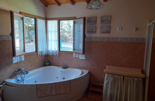 San Ambrosio Ski Chalet | Tranquila Casa de Campo Cerca de Vejer de la Fra, Conil y de la Playa del Palmar