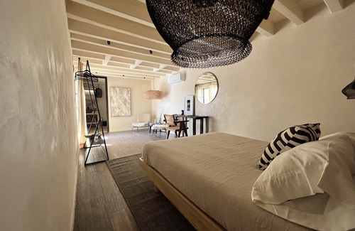 Downtown Queretaro Hotel | Tranquila Suite en la mejor calle del centro Qro.