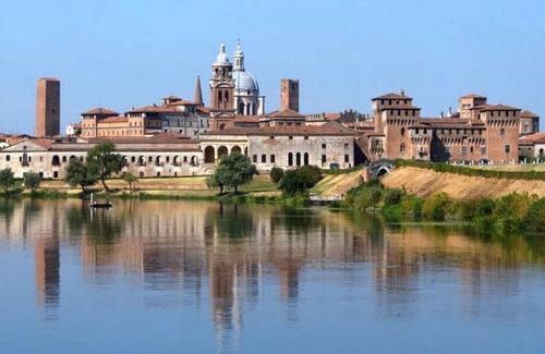Mantua Apartment | Tranquility and comfort in a modern and original setting!